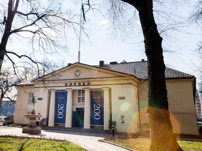 I 1829 flytta Børsen inn i sitt eige bygg. No er det pynta med banner til 200-årsjubileet. Foto: Håkon Mosvold Larsen / NTB scanpix